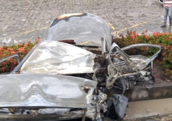 Motorista morre carbonizado após veículo bater em poste na Durval de Góes Monteiro