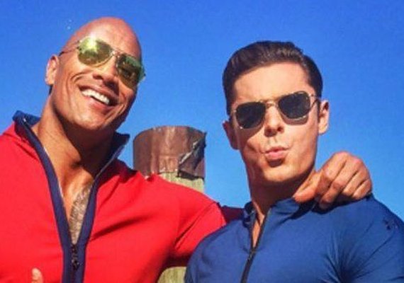 Zac Efron sobre beijo em The Rock: 'ele é bom nisso também? Ele é bom em tudo!'