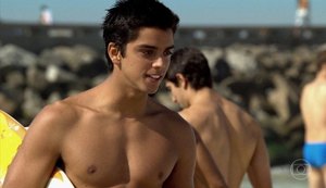 ‘Fina Estampa’: Leandro vende o próprio corpo para conseguir dinheiro