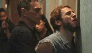 'Amor de Mãe': Vicente bate em Betina e é preso em flagrante
