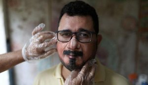 Artista brasileiro pinta máscaras para quem quer mostrar sua cara