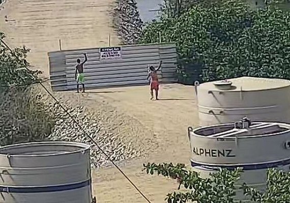 Homens entram em área da mina 18 e são avisados para deixar o local por um drone