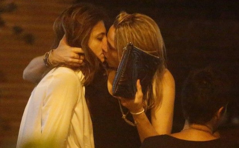 Fernanda Gentil troca beijos com a namorada em festa de aniversário