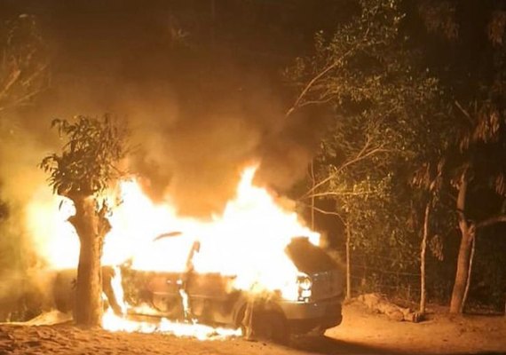 Carro pega fogo e fica totalmente destruído em Branquinha