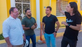 Ao lado de músicos, prefeito Luciano visita obras do Conservatório de Arapiraca