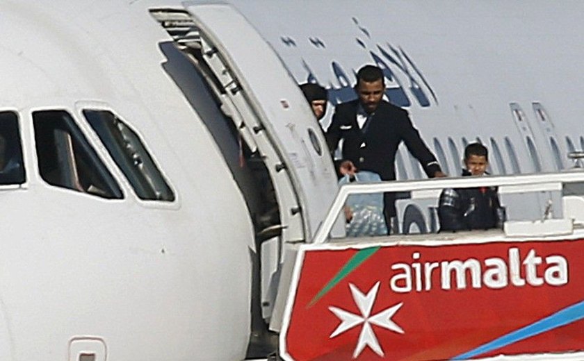 País europeu de Malta mantém sequestradores de avião líbio em detenção