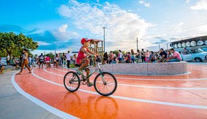Crianças voltam a frequentar praça com revitalização da Biblioteca Arapiraquinha