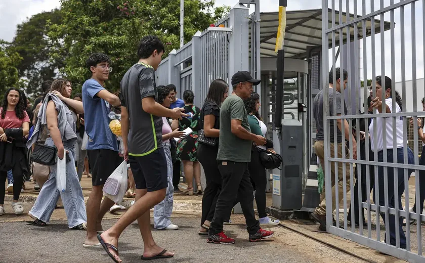 Portões do Enem são abertos no segundo domingo de provas