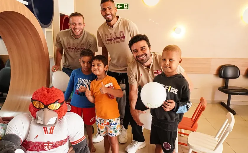 Jogadores do CRB realizam visita à Oncologia Pediátrica da Santa Casa de Maceió