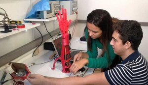 Universitários do Rio criam prótese para amputados de membro superior