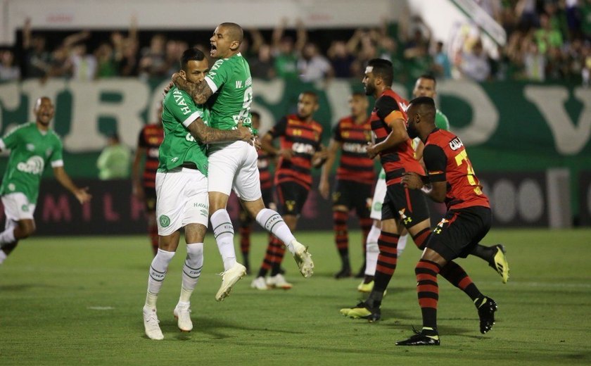 Leandro Pereira brilha, Chapecoense vence o Sport e sai da zona de rebaixamento