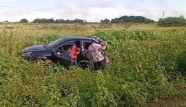 Veículo vai parar em área de vegetação após acidente na AL-115