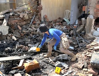 Polícia Científica inicia coleta de materiais nos imóveis afetados pelas explosões de fogos de artifício em Arapiraca