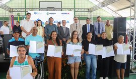 Famílias de Messias recebem títulos de propriedade com regularização de 283 imóveis