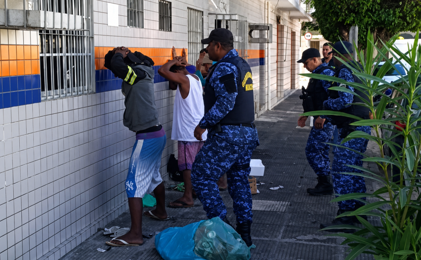Guarda Municipal recolhe arma branca e objetos para o uso de drogas na Ponta da Terra