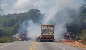 Carretas colidem frontalmente e deixam BR-101 bloqueada por uma hora