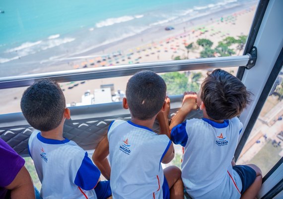 Alegria e encantamento marcam visita de crianças da rede municipal à roda gigante da orla de Pajuçara
