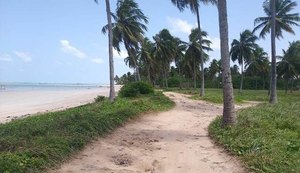 Cerca que fechava acesso à praia de Milagres é derrubada