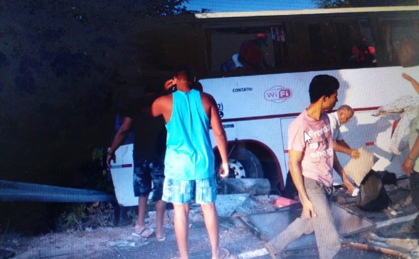Acidente envolvendo ônibus com romeiros deixa mortos e feridos na BR-316, em Floresta