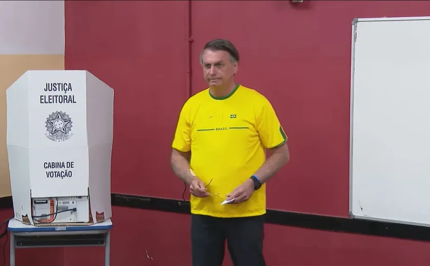 Bolsonaro vota no Rio e diz que 'eleições limpas têm que ser respeitadas'