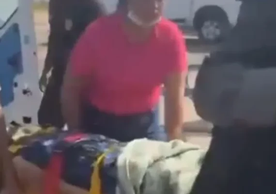 Mãe de bebê encontrada morta chega ao Cisp em maca e sob forte escolta policial