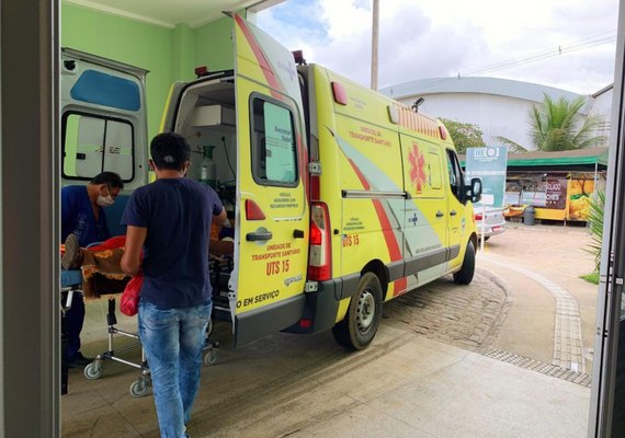 Agreste: ambulância colide em poste e três pessoas ficam feridas