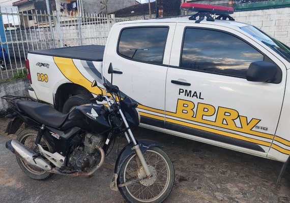 Em ações distintas, PM recupera e apreende três veículos