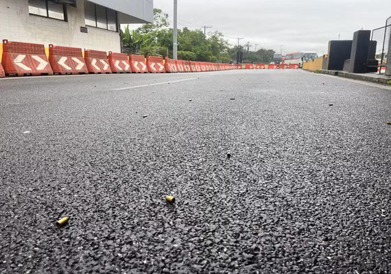 Criminosos armados com explosivos assaltam pedágio e fazem reféns em rodovia