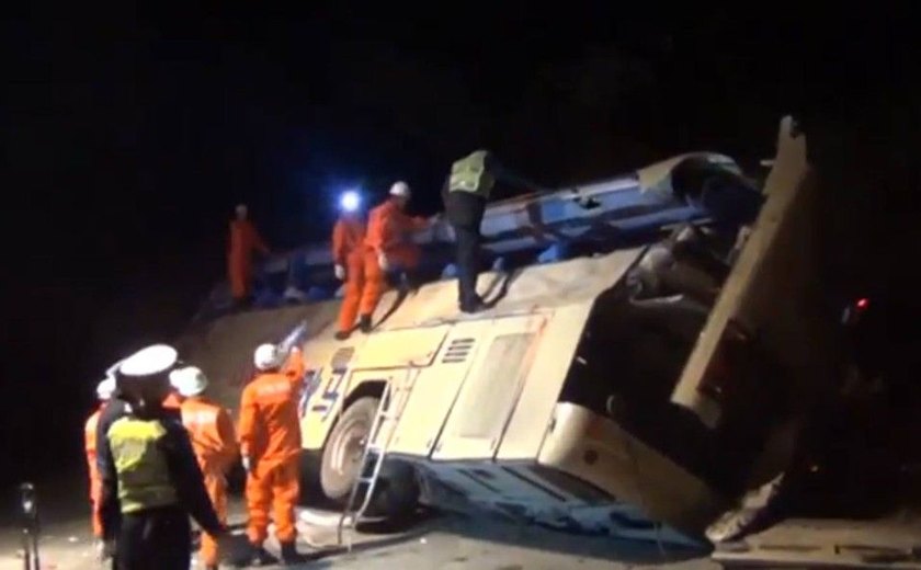 Acidente entre ônibus e caminhão deixa 10 mortos e 38 feridos na China