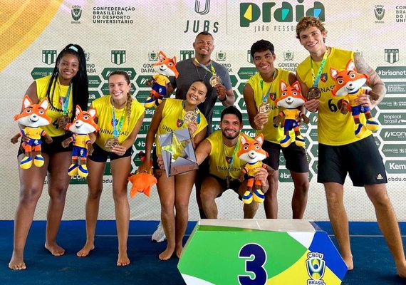 JUBs Praia 2025: equipe de vôlei 4x4 da UNINASSAU Maceió conquista bronze