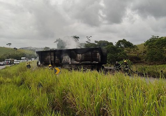 Trecho da BR-101 em Flexeiras é liberado após remoção de carreta que tombou no local