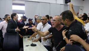 Após protesto e confusão, Câmara de Maceió suspende atividades pelo resto da semana