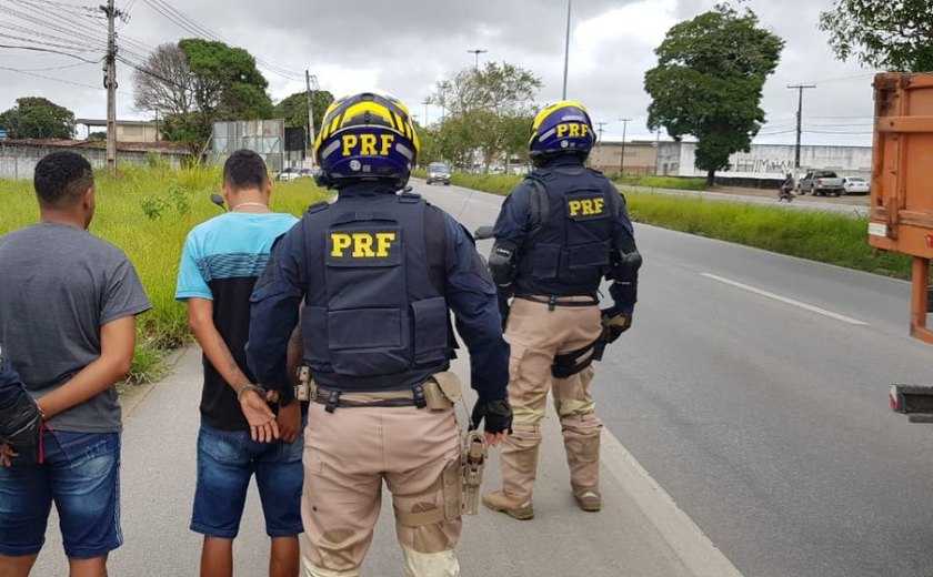 Mais dois veículos são recuperados e três homens são detidos pela PRF em Alagoas
