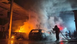 Incêndio em oficina mecânica destrói carros em Arapiraca