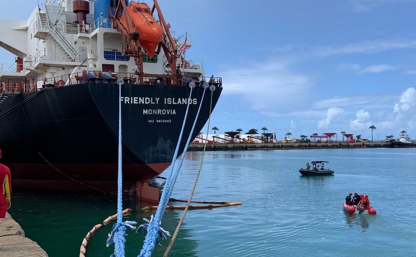 Navio com bandeira estrangeira desvia rota, atraca no Porto de Maceió e PF é acionada para fiscalização