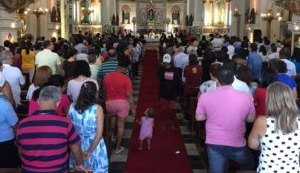 Fiéis lotam Catedral Metropolitana para celebrar o Dia da Padroeira