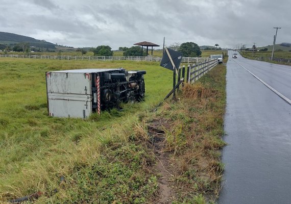 Motorista perde controle de caminhão, colide em estacas e tomba na AL-110