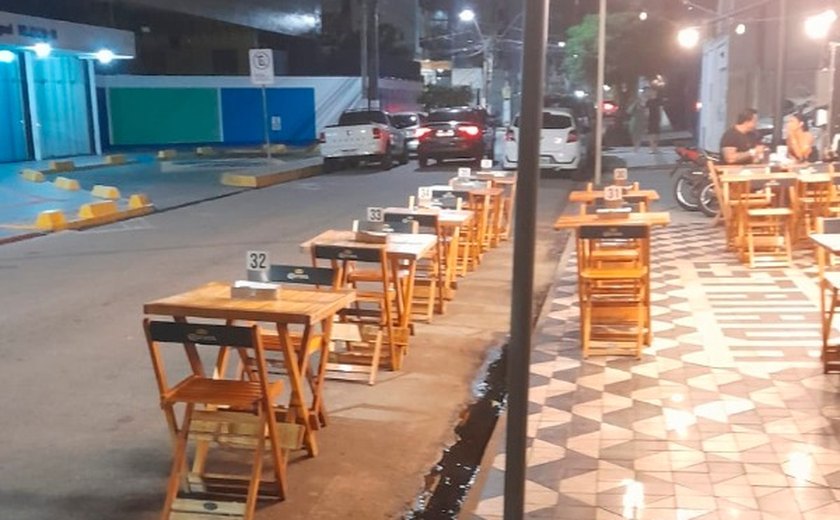 Bares e restaurantes privatizam vias públicas em Maceió