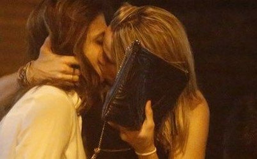 Fernanda Gentil é apoiada por beijar a namorada em público: 'Foi o beijo do ano'