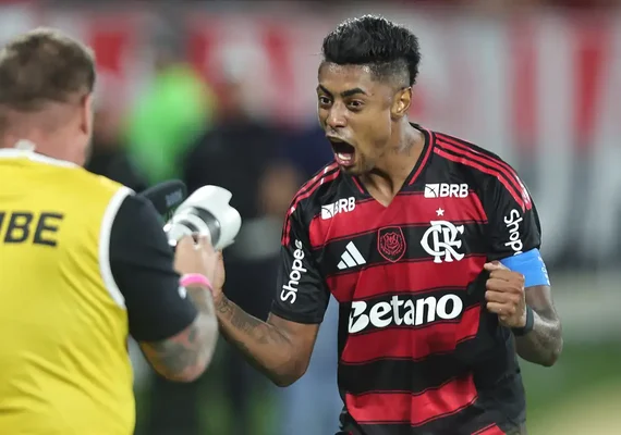 Fla vence, aproveita derrota do Palmeiras e volta a igualar rival