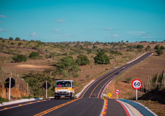 Governo de Alagoas entrega pavimentação asfáltica em Traipu