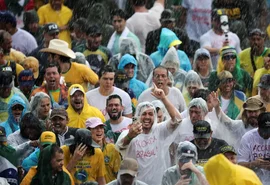 Raio atinge manifestantes na Praça do Cruzeiro, em Brasília