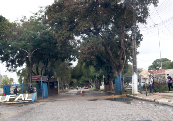 Ufal suspende títulos de mestrado e doutorado estrangeiros