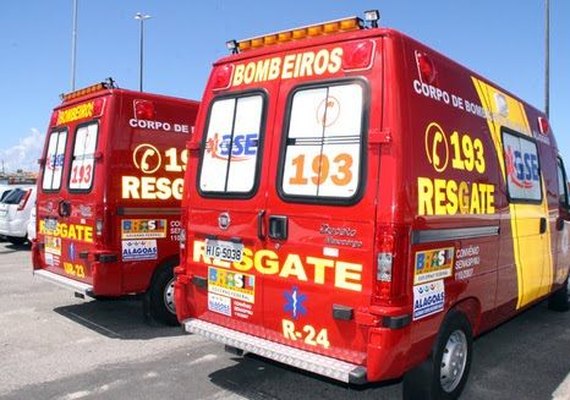 Motorista passa sinal vermelho de madrugada e acaba atingido por micro-ônibus