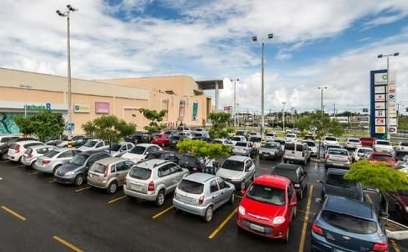 Estacionamento gratuito em shoppings e hipermercados entra em vigor