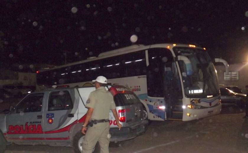 PM encontra artefatos explosivos e arma artesanal em ônibus de torcida do ASA