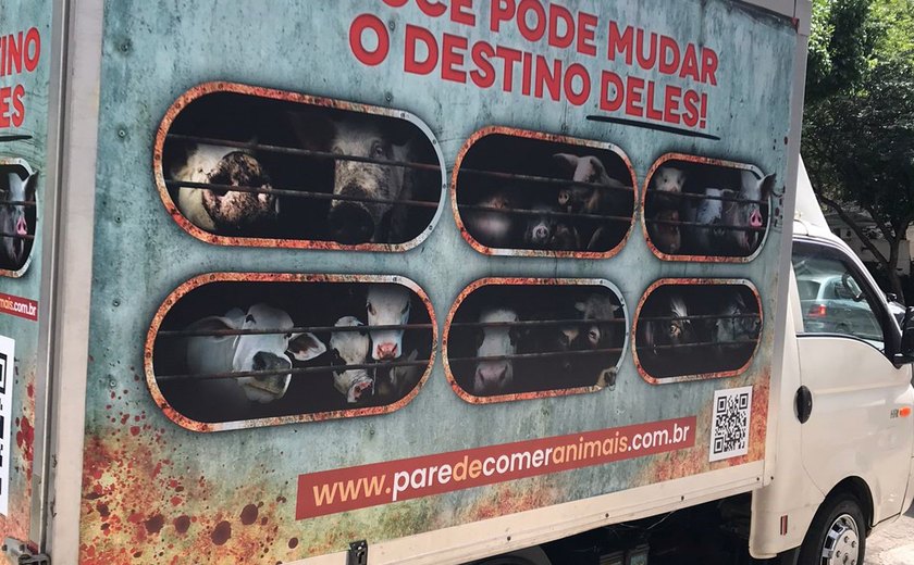 Caminhão com imagens de animais destinados ao abate volta às ruas de São Paulo em ação da SVB