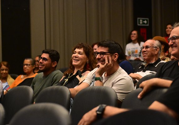 Escultura de 2,5 metros que representa o troféu Canoa de Tolda, atores e filme premiado marcam a primeira noite do evento