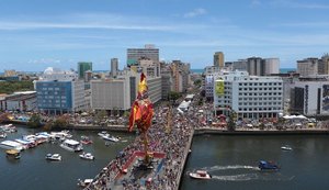 Galo da Madrugada chega ao 40º desfile promovendo encontros e arrastando multidão