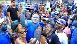 Governador prestigia desfile do tradicional bloco Tudo Azul